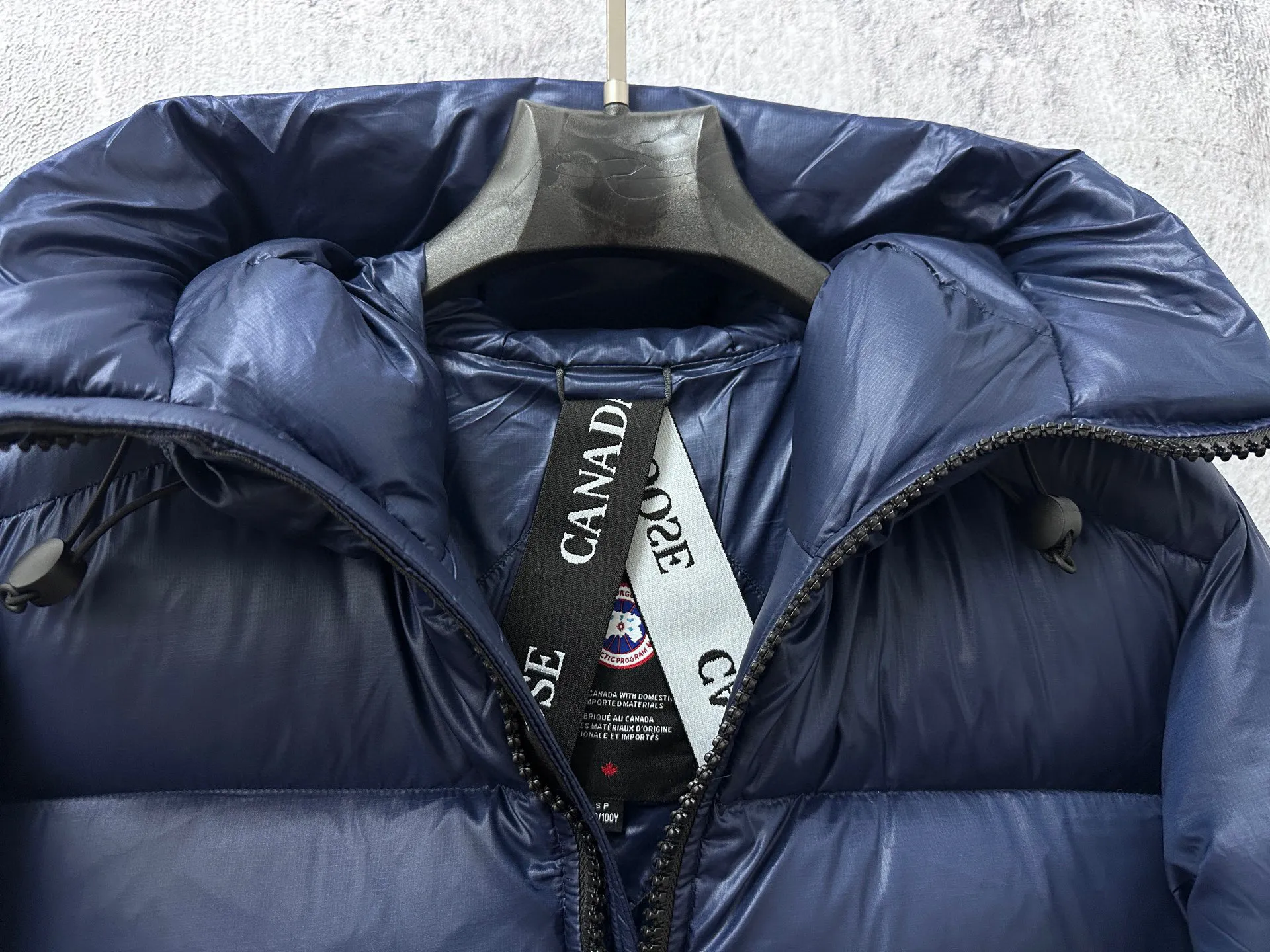 P780 [𝘾𝘼𝙉𝘼𝘿𝘼 𝙂𝙊𝙊𝙎𝙀] Canada Goose's limited new Crofton puff down jacket, top version, ceiling level Crofton soft loaf, 2024 latest style, cold protection effect up to level 4, using recycled Feather-Light tear-resistant fabric, ultra-light, no weight on the upper body at all! The unique black label highlights your temperament‼ ️ Canada Goose, a Canadian brand, has always been recognized as the warmest down jacket. Various Instagram celebrities, Internet celebrities, and celebrities often wear it for street photos. I make Canada Goose every year, but I still can't get rid of my love for it. No matter how cold the days are, there is no need to be afraid, because there is! Filled with 90% white duck down, it is the legendary warmest down jacket and is known as a must-have for Arctic outdoor sports! The most popular down jacket in the world, celebrities are rushing to buy it, it is a must-have!  Size: S~XXL